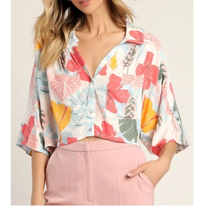 Chic women's tropical floral crop shirt and high-waist pink wide-leg trousers outfit