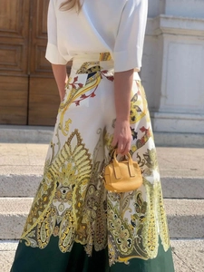 Ensemble élégant chemisier blanc et pantalon large à imprimé paisley taille haute