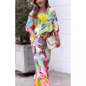 Ensemble 2 pièces femme avec chemise manches longues et pantalon large à imprimé abstrait