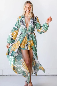 Detail des Bohemian-Kleides mit Tropenprint, tiefem V-Ausschnitt und Schlitz am Saum