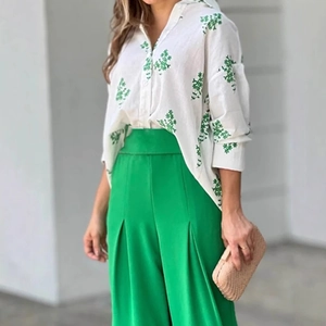 Damen Set aus schicker weißer Blumenprint-Bluse und grüner High-Waist-Weitbeinhose