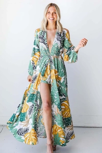 Detailansicht des tropischen Blätterdrucks auf dem Maxikleid mit V-Ausschnitt und Schlitz