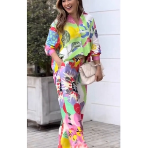 Ensemble 2 pièces pour femme avec chemise à col en V et pantalon large fleuri