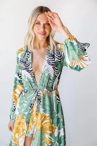 Detail von tiefem V-Ausschnitt und Monstera-Blattmuster auf Bohème-Maxikleid