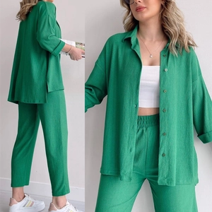 Ensemble vert deux pièces pour femme avec chemise oversize et pantalon plissé taille haute