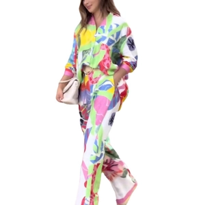 Ensemble deux pièces pour femme avec chemise et pantalon large à imprimé abstrait multicolore