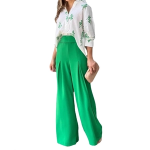 Damen Set mit weißem Blumenhemd und grüner Hose mit hoher Taille und weitem Bein