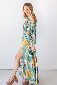 Detail eines Boho-Maxikleides mit hohem Schlitz und tropischem Palmenblatt-Print