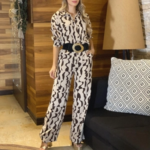 Zweiteiler für Damen mit geometrischem Print-Hemd, weiter Hose und Gürtel mit Goldschnalle