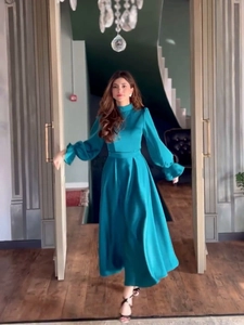 Robe Longue Élégante en Satin Bleu Paon pour Femmes Col Montant Manches Lanterne Poignet à Volants Robe de Soirée Trapèze