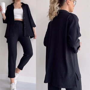 Ensemble 3 pièces noir avec chemise manches longues, haut court blanc et pantalon taille haute