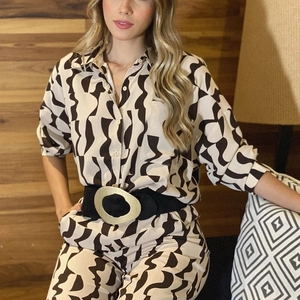 Damen-Zweiteiler mit langärmeligem Print-Hemd, High-Waist-Hose und Gürtel mit Goldschnalle