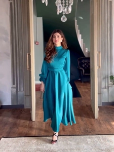 Élégante robe longue en satin bleu lac à taille haute avec manches à volants et coupe trapèze