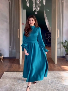 Élégante robe longue en satin sarcelle à taille haute, manches bouffantes et volants