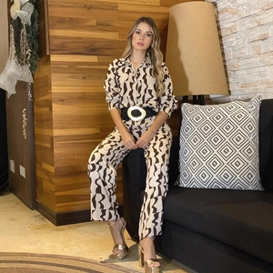 Zweiteiler für Damen mit geometrischem Print-Hemd, Hose und Gürtel mit Goldschnalle