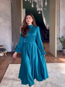 Robe longue élégante en satin à col montant et manches longues en bleu paon
