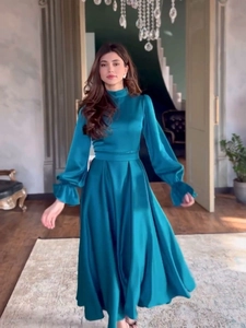 Robe longue élégante en satin bleu paon avec manches à volants et coupe trapèze taille haute