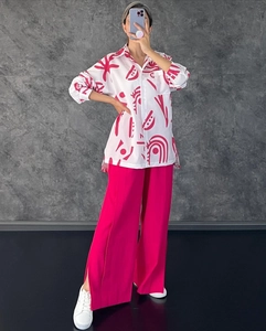Vue détaillée du pantalon rose à taille haute et jambes larges avec fente latérale chic