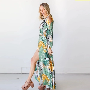 Boho-Maxikleid mit langen Ärmeln, V-Ausschnitt, tropischem Blätterprint und Beinschlitz