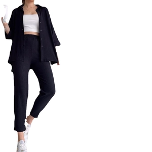 Ensemble deux pièces noir pour femme avec chemise boutonnée et pantalon côtelé taille haute