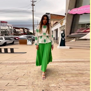 Chic green floral long-sleeved top and pleated maxi skirt set for women streetwear