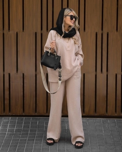 Détail de la texture de l'ensemble en lin abricot avec haut manches longues et pantalon