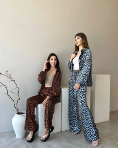 Détail d'un ensemble de pyjama léopard avec chemise manches longues et pantalon large