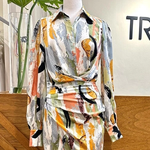 Détail de la robe portefeuille à col en V avec imprimé abstrait et taille plissée