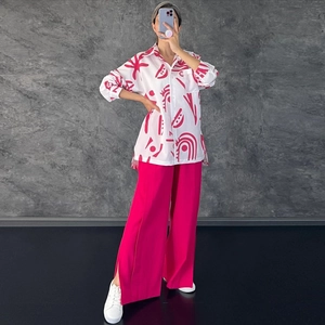 Ensemble 2 pièces pour femmes avec chemise imprimée et pantalon rose à taille haute fendu