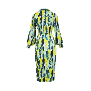 Vue détaillée du dos de la robe jaune à imprimé abstrait avec manches lanternes longues