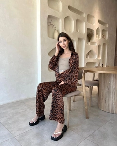 Détails de l'ensemble trois pièces imprimé léopard avec chemise longue et pantalon large