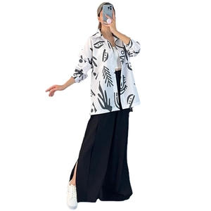 Tenue décontractée pour femmes avec chemise blanche imprimée et pantalon large fendu noir