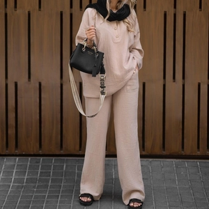 Ensemble deux pièces beige pour femme avec haut à manches longues et pantalon large fluide