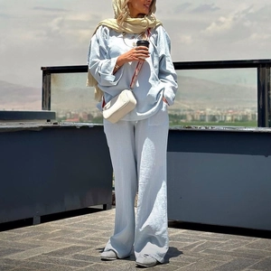Ensemble bleu clair deux pièces mode modeste avec haut manches longues et pantalon
