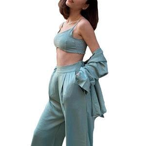 Dreiteiliges Set mit salbeigrünem Hemd, bauchfreiem Top und hochtaillierter weiter Hose