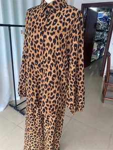 Détail de l'ensemble chemise boutonnée à manches longues et pantalon à imprimé léopard