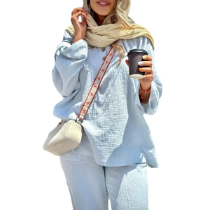 Ensemble détente femme en seersucker bleu clair avec haut boutonné et pantalon ample