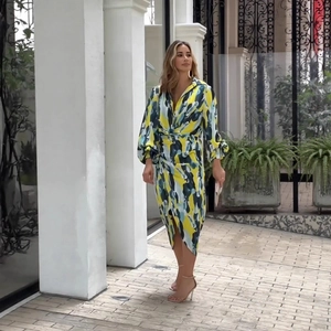 Robe mi-longue élégante à imprimé floral avec manches bouffantes et décolleté en V chic