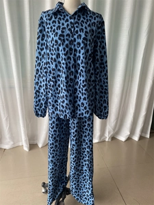 Vue détaillée d'un ensemble de détente bleu léopard avec chemise boutonnée et pantalon