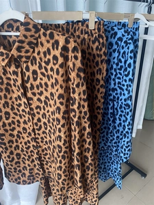 Détail de chemise imprimé léopard et pantalon taille haute en marron et bleu