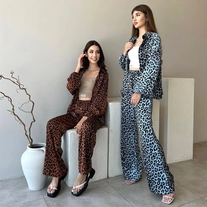 Tenue de Mode d'Automne pour Femmes avec Chemise Léopard à Manches Longues et Pantalon Droit Taille Haute