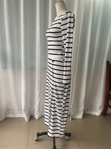 Détail de l'ensemble haut court et jupe à rayures noir et blanc avec boutons latéraux