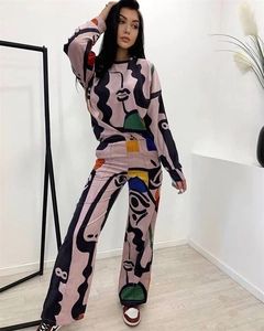 Détail d'un ensemble rose deux pièces avec des imprimés abstraits de style Picasso