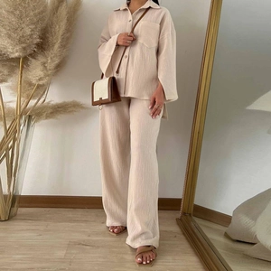 Set beige da donna 2 pezzi con camicia stropicciata e pantaloni a gamba larga