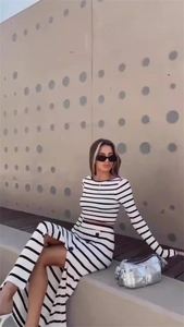 Ensemble chic à rayures noires et blanches avec crop top manches longues et jupe longue