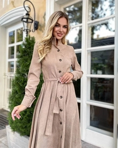 Détails du col montant boutonné et de la ceinture assortie sur une robe chemise couleur camel