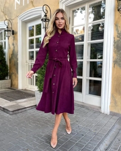 Détail d'une robe chemise à manches longues violet foncé avec boutons et ceinture assortie