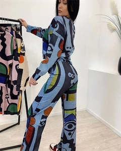 Détail d'un ensemble ample pour femme avec imprimé artistique abstrait et pantalon large