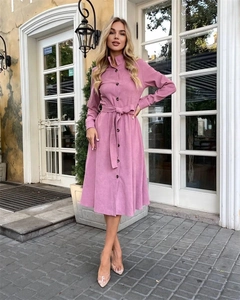 Détail de la robe rose en velours côtelé avec boutonnage et ceinture à nouer assortie
