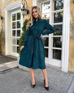 Détail d'une robe chemise en velours côtelé vert foncé avec ceinture et boutonnage